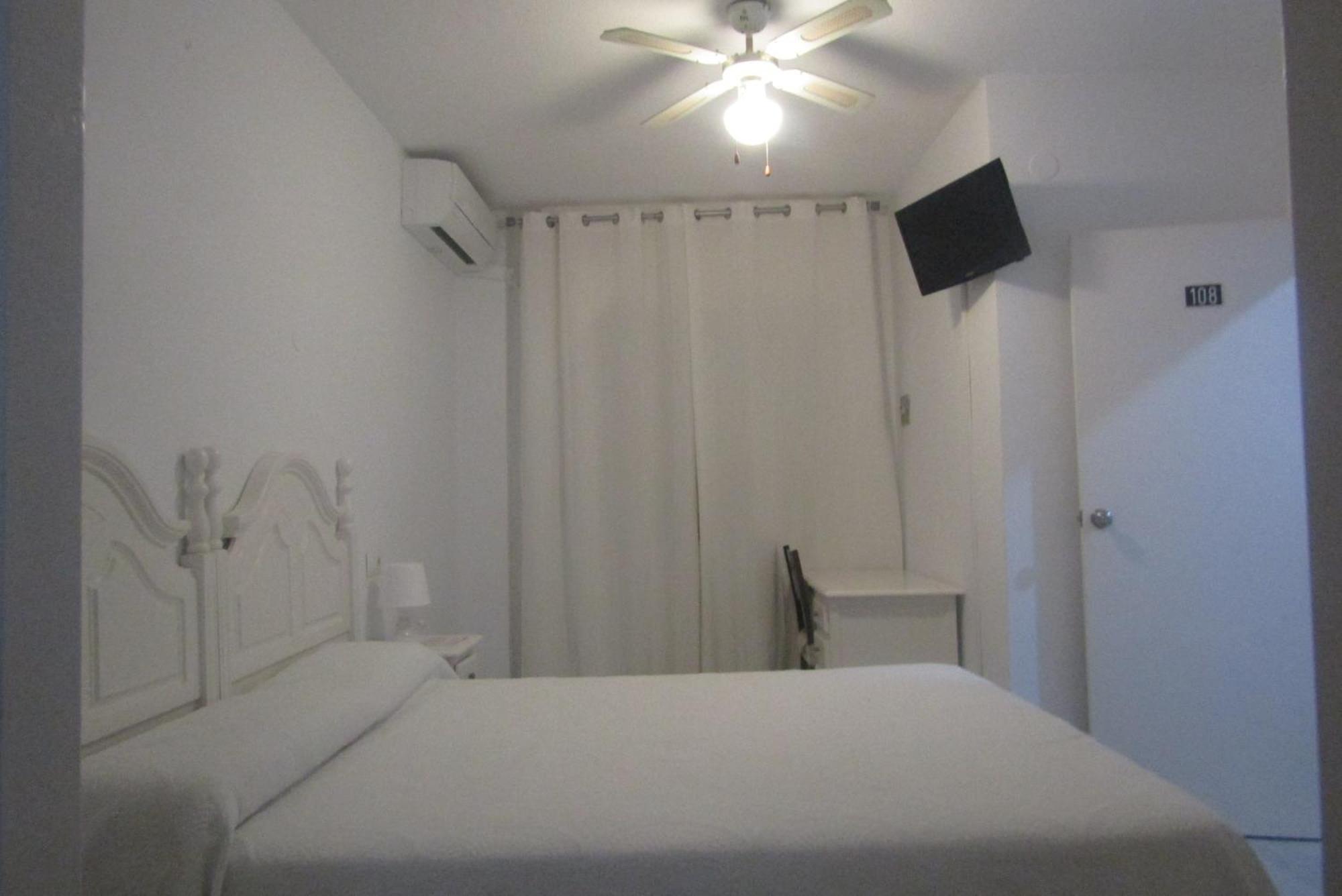 Hostal Andalucia Almunecar Bagian luar foto